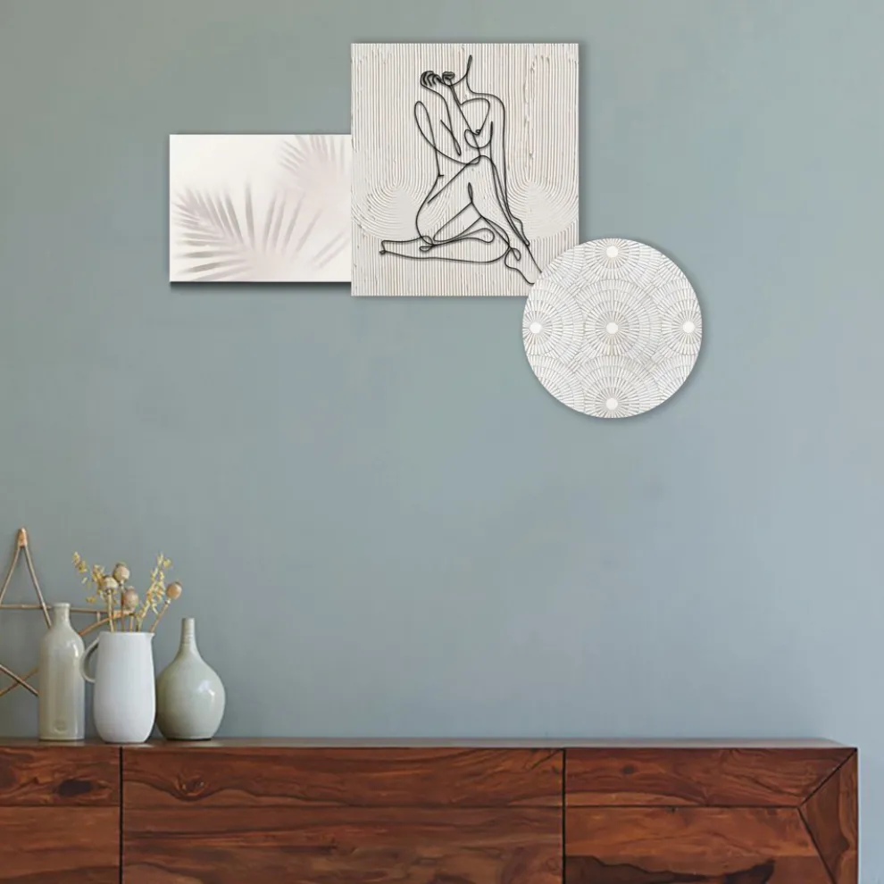 Komposition aus 3 Tafeln mit der Stilisierung einer Frau, hergestellt in Italien – Kaori