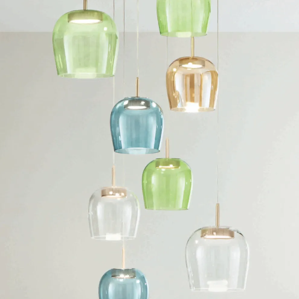 Kronleuchter aus goldlackiertem Metall und LED-Licht und farbigem Glas – Hainbuche