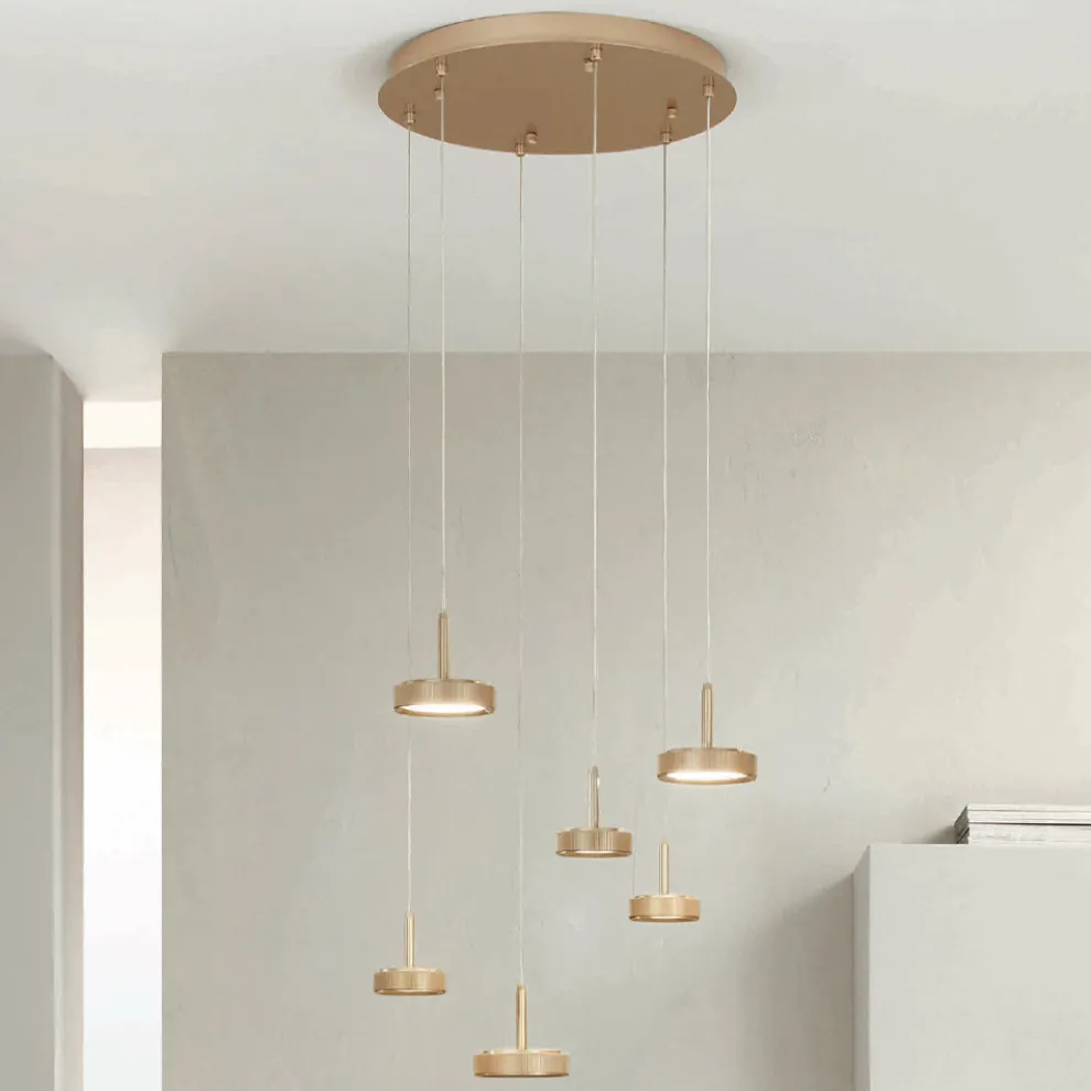 Kronleuchter mit 6 LEDs und rundem Sockel aus goldlackiertem Metall – Hainbuche