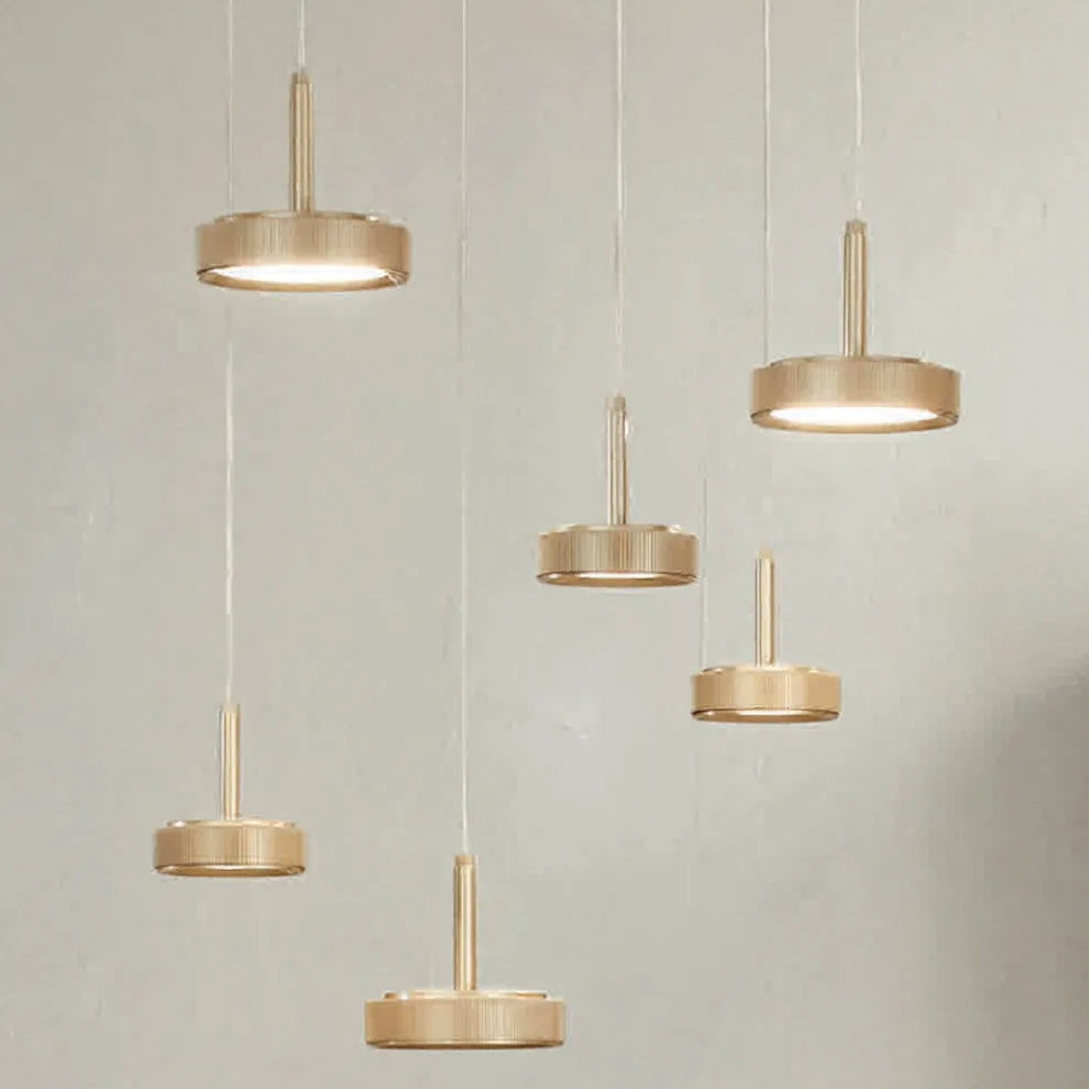 Kronleuchter mit 6 LEDs und rundem Sockel aus goldlackiertem Metall – Hainbuche