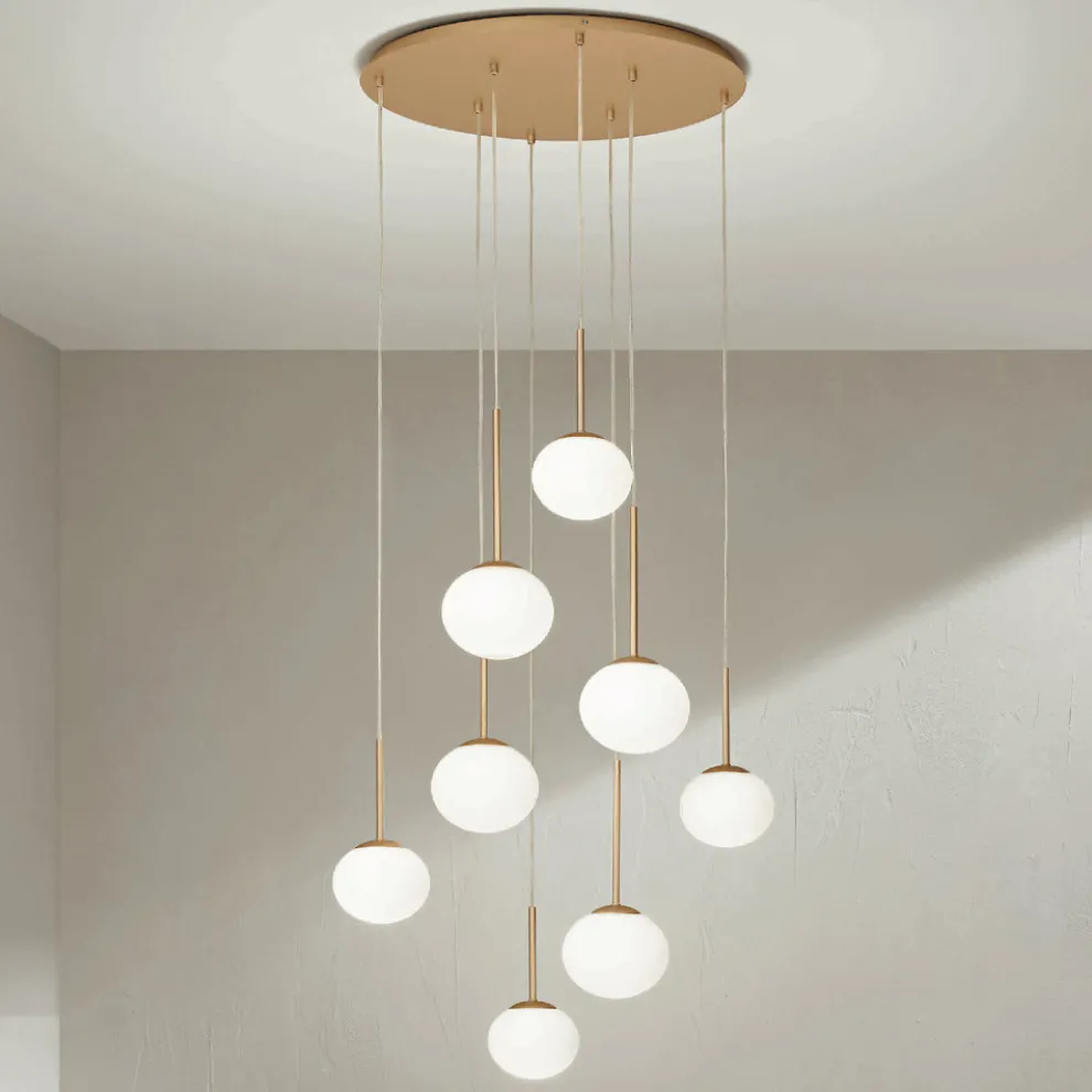 Kronleuchter mit 8 LEDs aus goldlackiertem Metall und mundgeblasenem Glas – Ailanto