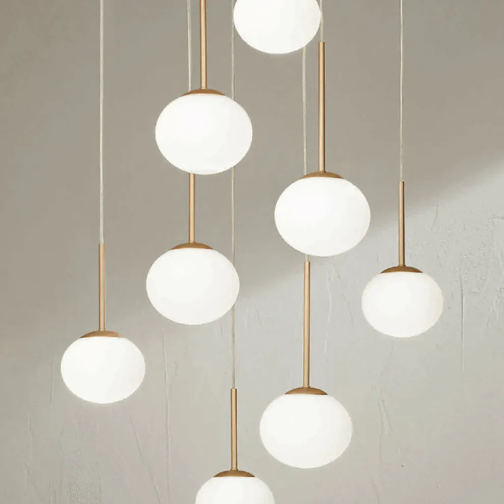 Kronleuchter mit 8 LEDs aus goldlackiertem Metall und mundgeblasenem Glas – Ailanto