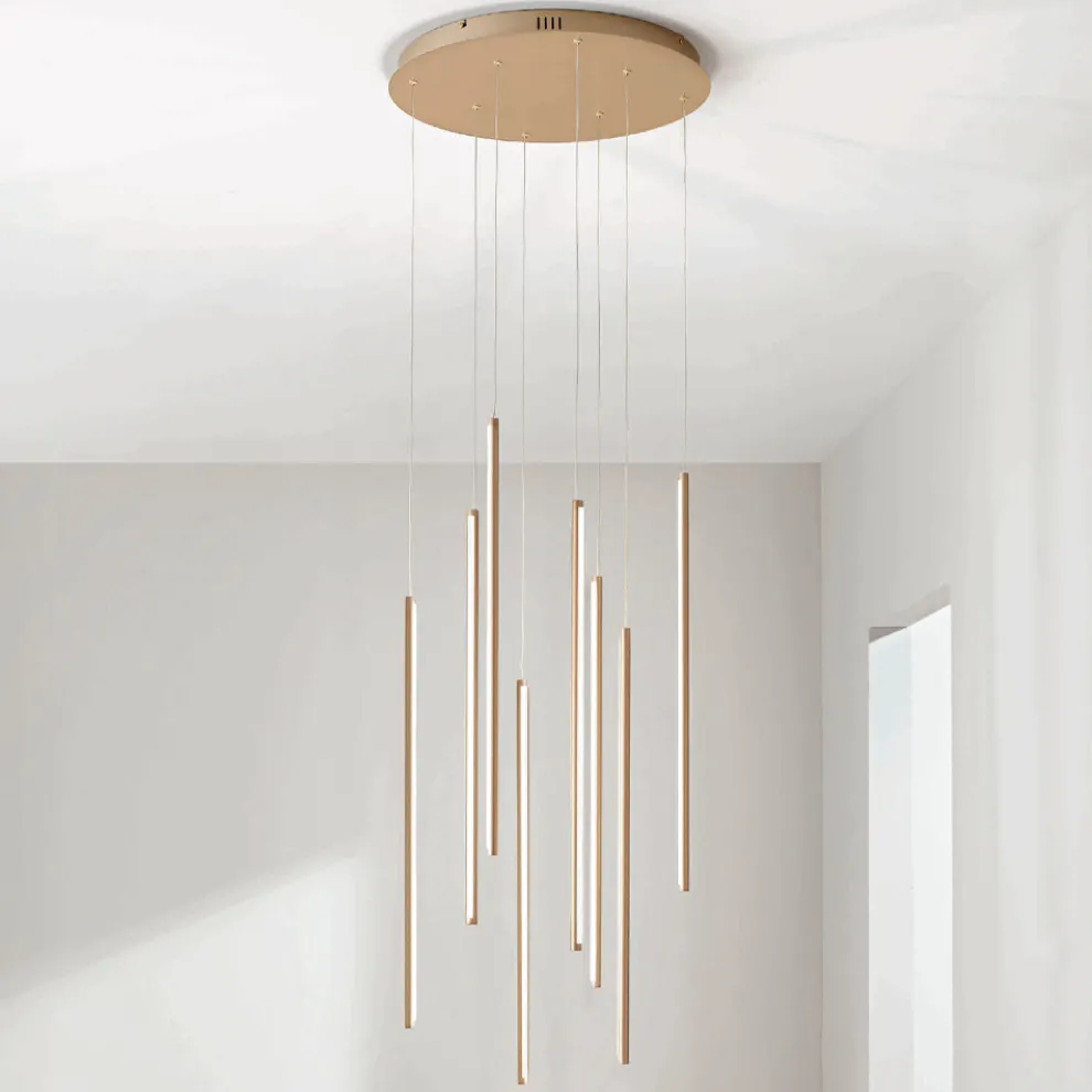 Kronleuchter mit 8 LED-Leuchten aus goldlackiertem Metall und verstellbaren Kabeln – Orange