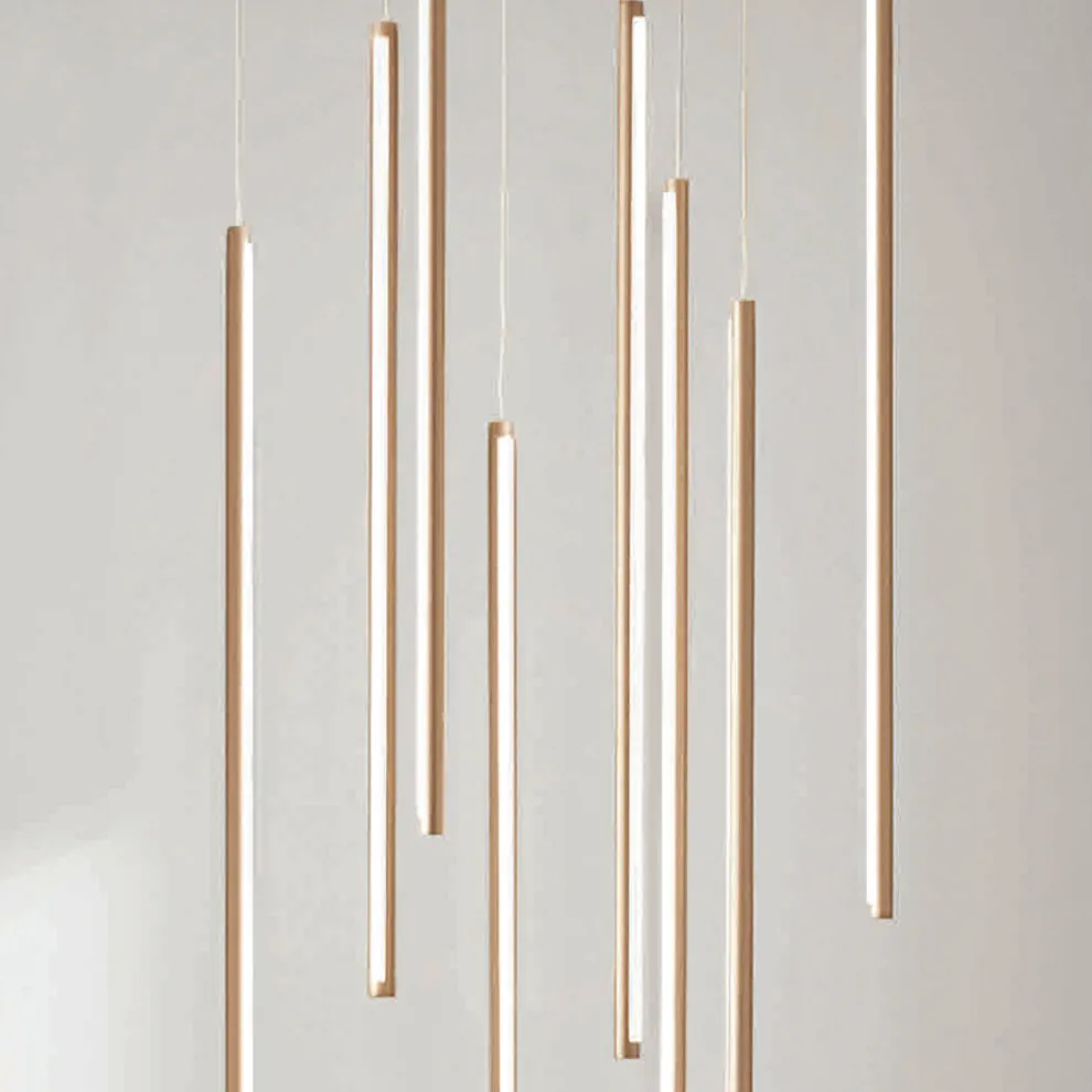 Kronleuchter mit 8 LED-Leuchten aus goldlackiertem Metall und verstellbaren Kabeln – Orange