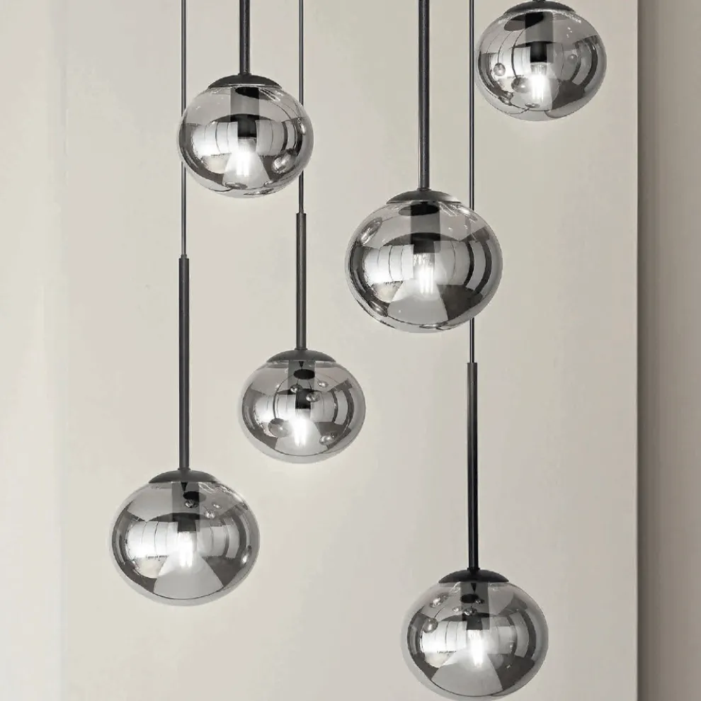 Kronleuchter mit 6 LEDs aus schwarz lackiertem Metall und geblasenem Glas – Ailanto