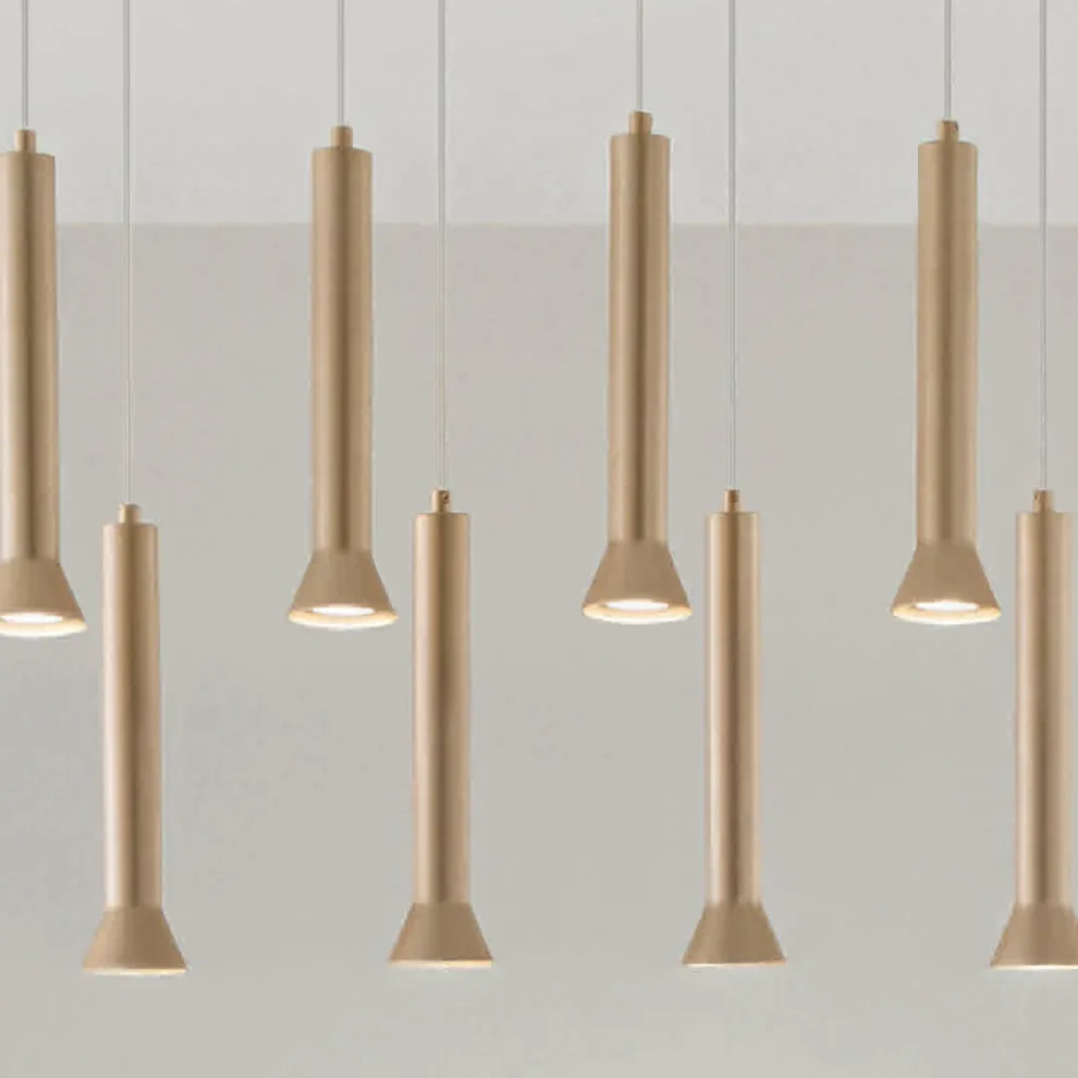 Kronleuchter mit goldlackiertem Metallrahmen und verstellbaren Kabeln – Birke