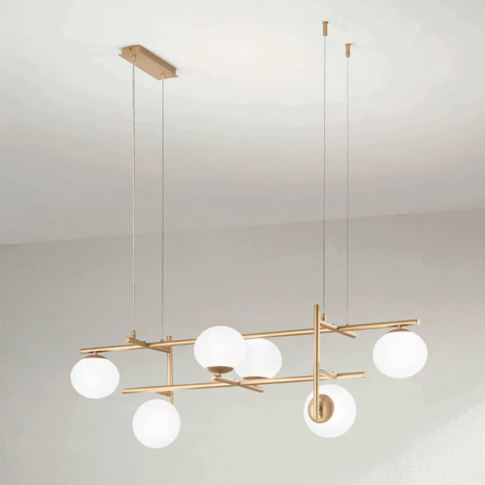 Kronleuchter mit LED aus goldlackiertem Metall und geblasenem Glas - Ailanto