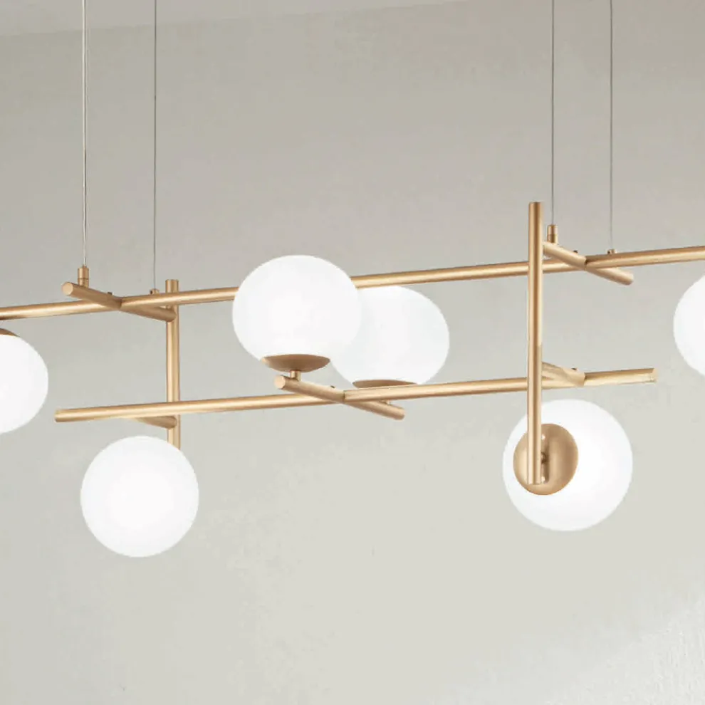 Kronleuchter mit LED aus goldlackiertem Metall und geblasenem Glas - Ailanto