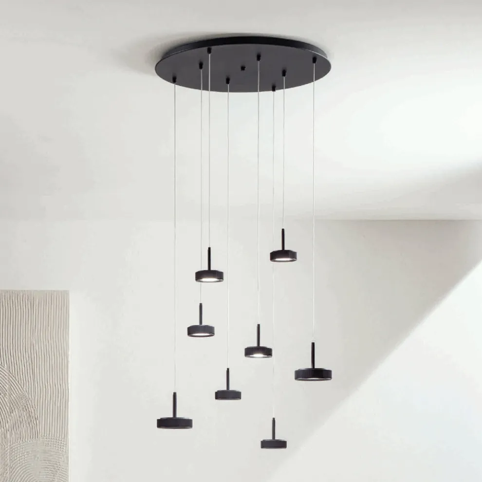 Kronleuchter mit rundem Sockel aus schwarz lackiertem Metall und LED-Licht – Hainbuche