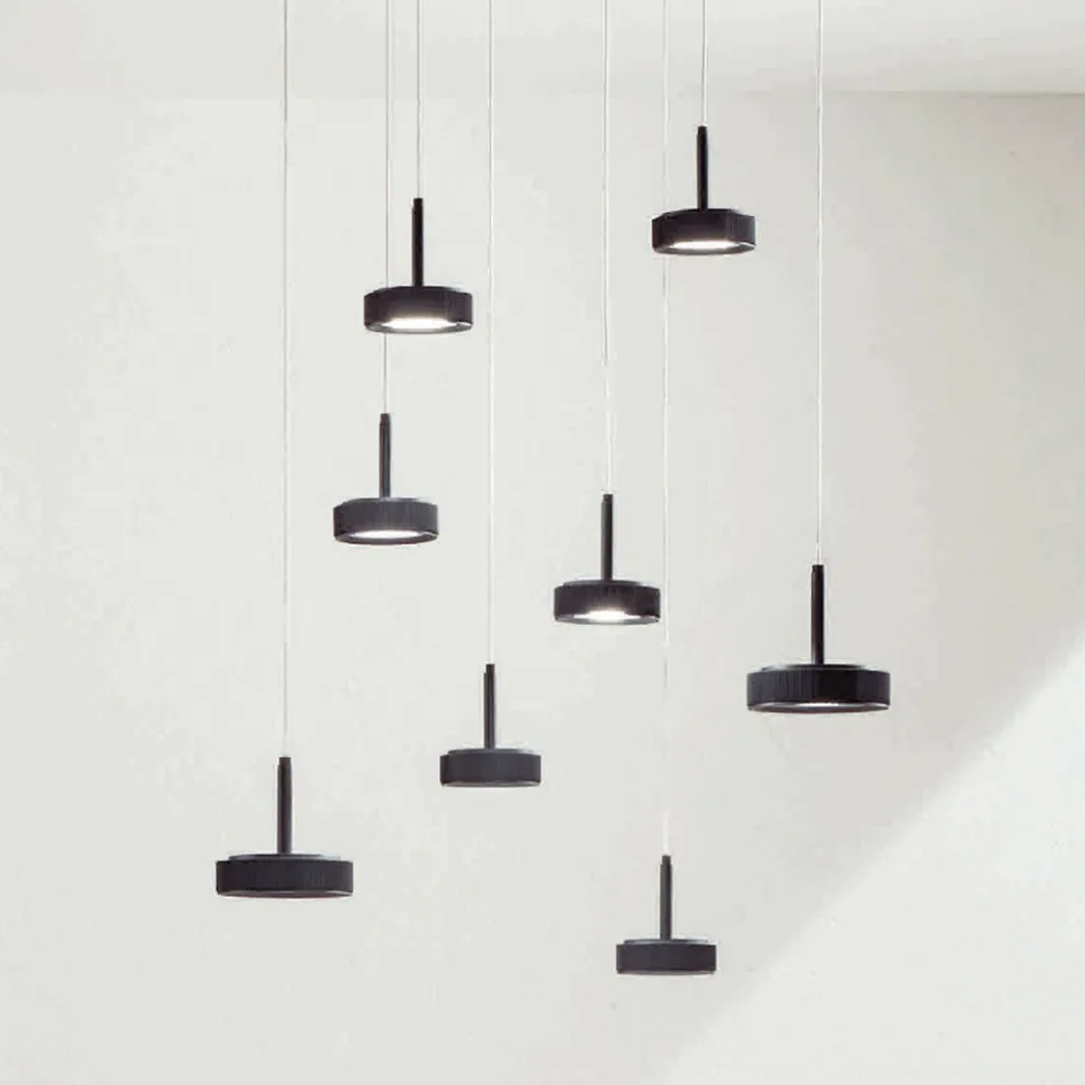 Kronleuchter mit rundem Sockel aus schwarz lackiertem Metall und LED-Licht – Hainbuche