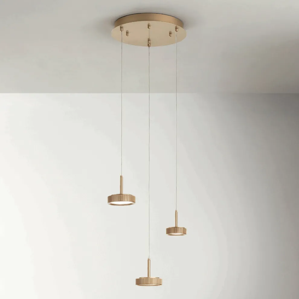 Kronleuchter mit rundem Sockel aus goldlackiertem Metall und LED-Licht – Hainbuche