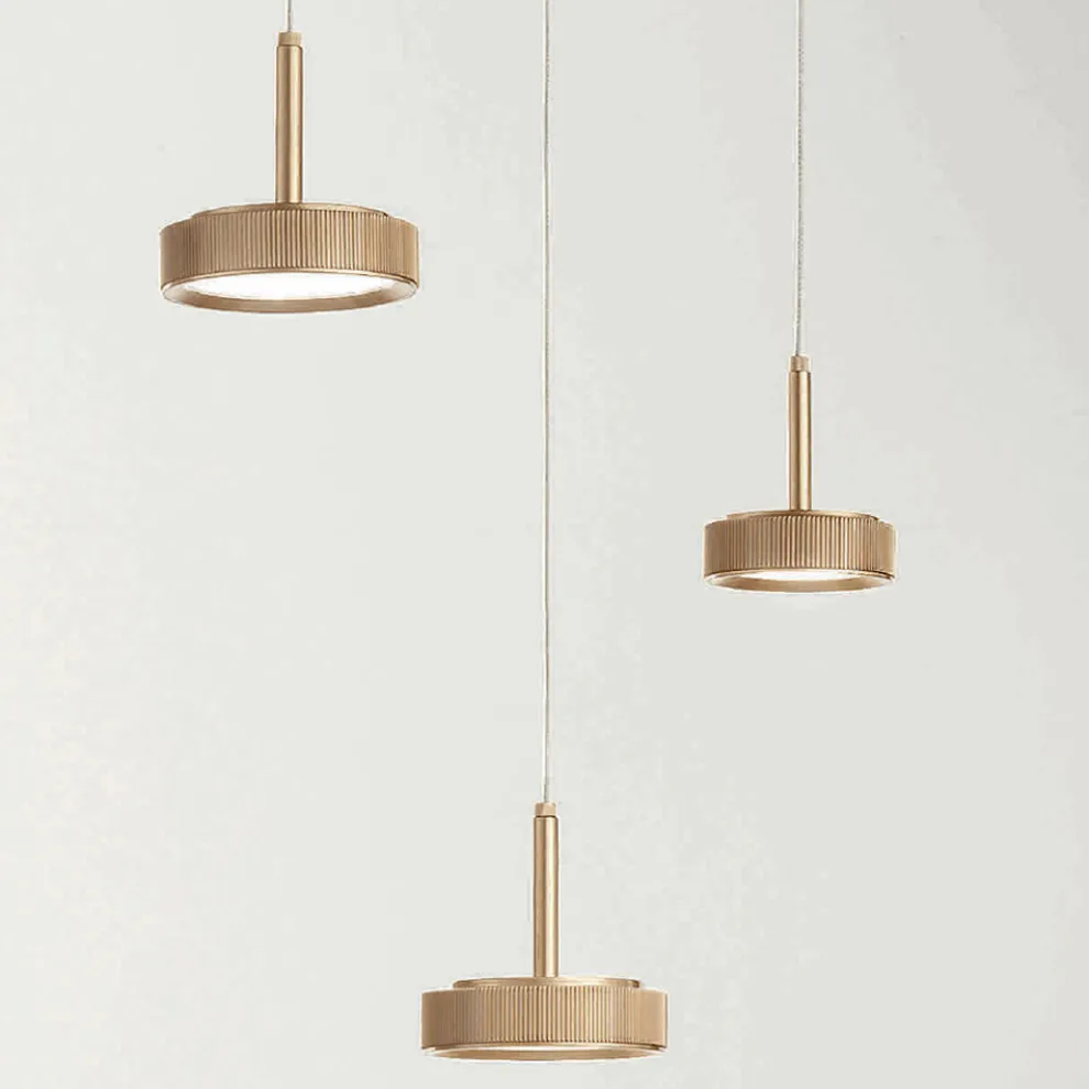 Kronleuchter mit rundem Sockel aus goldlackiertem Metall und LED-Licht – Hainbuche