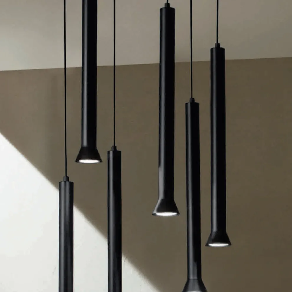 Kronleuchter mit schwarz lackiertem Metallrahmen und verstellbaren Kabeln – Birke