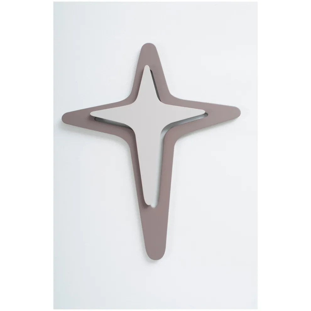 Kruzifix in Kakaofarbe und Kies, hergestellt mit Lasergravur, hergestellt in Italien – Diana