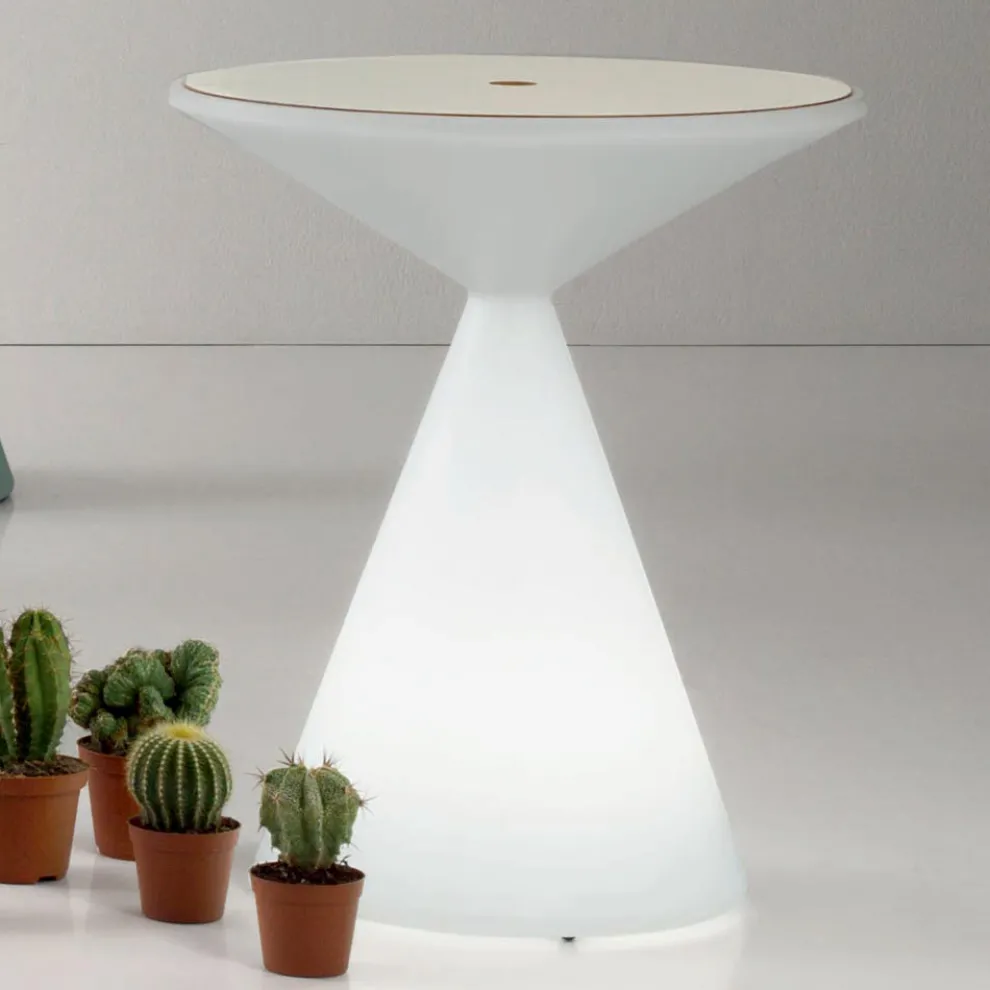 Leuchtender Outdoor-Couchtisch mit weißem Polyethylenbezug - Akut