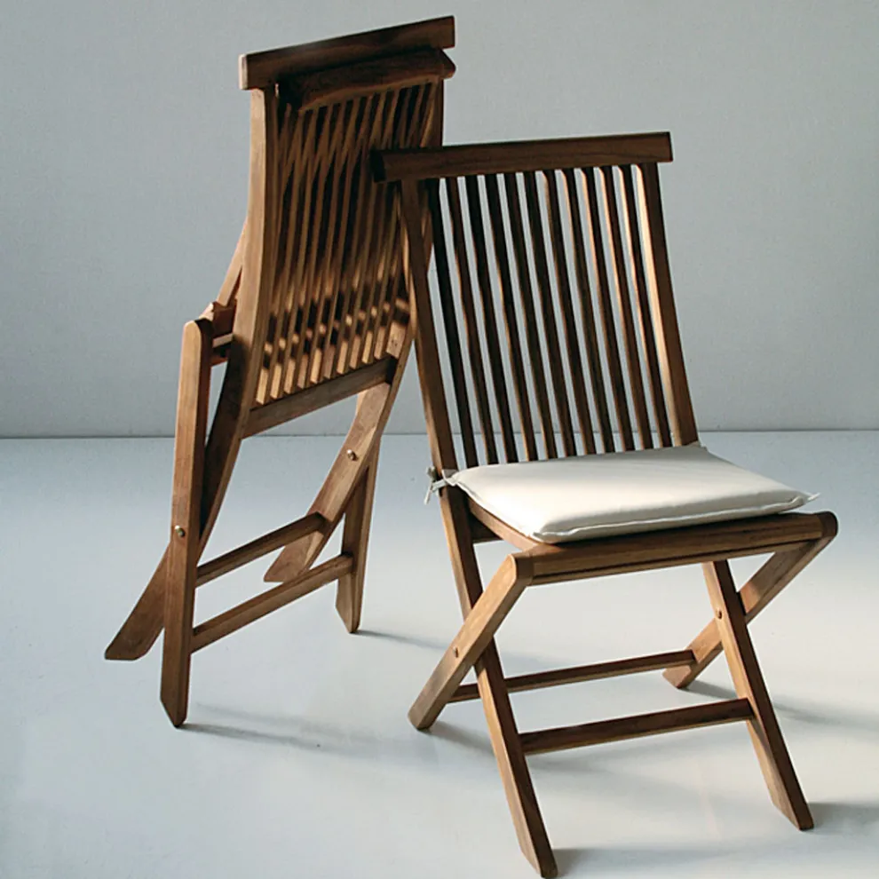 2 klappbare Gartenstühle aus Teakholz