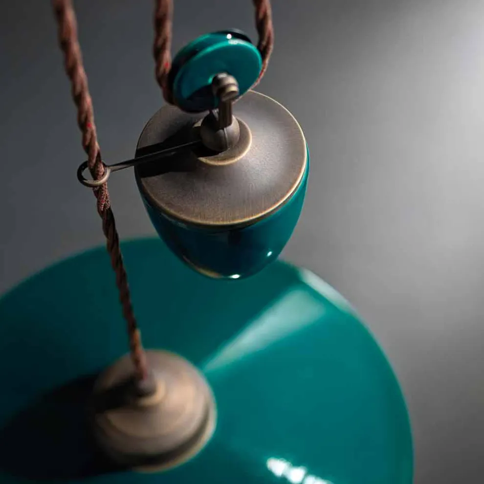 Lampe Flaschenzug aus Keramik und Messing Britney Ferroluce