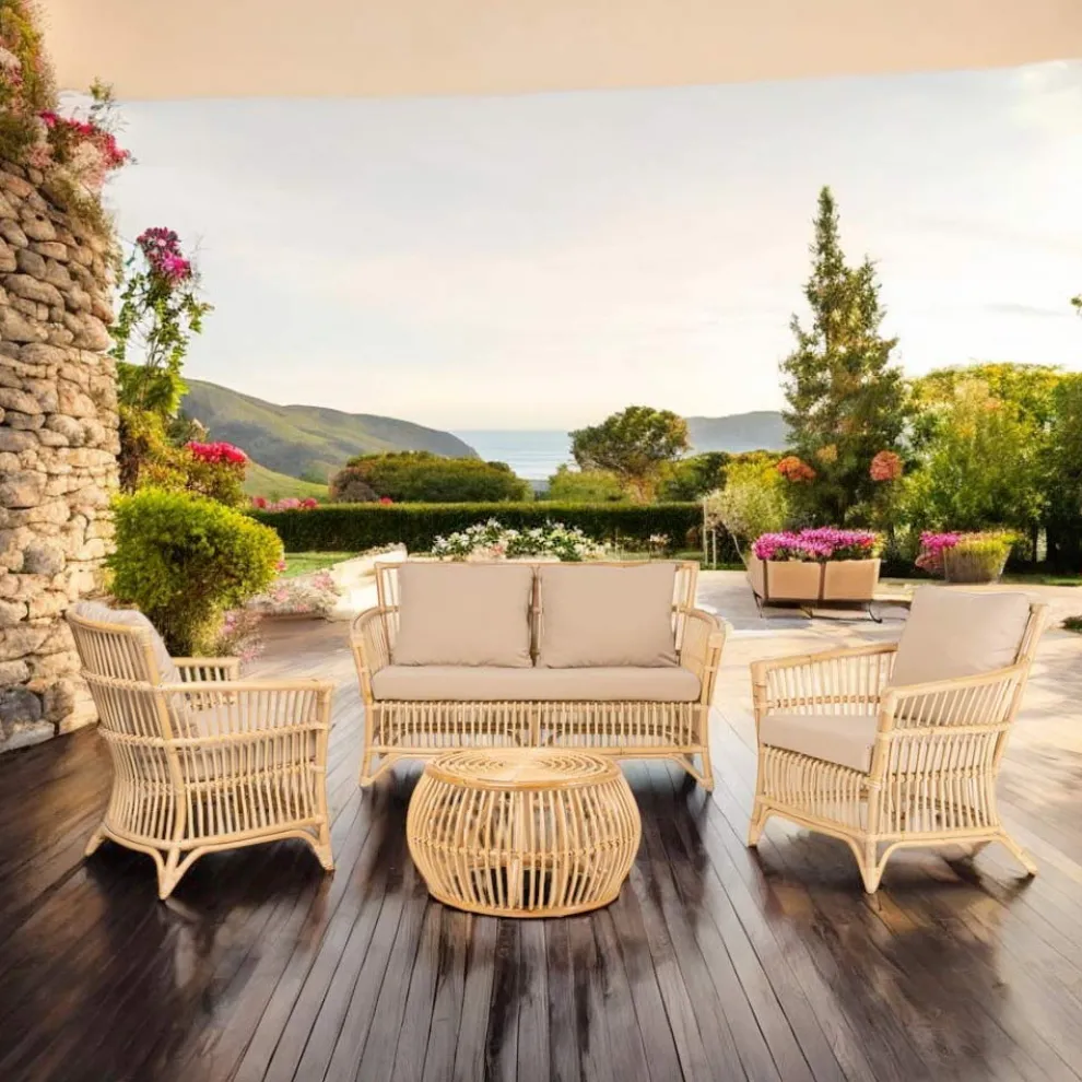 Wohnzimmer im Freien aus natürlichem Rattan mit Kissen – Bellaria