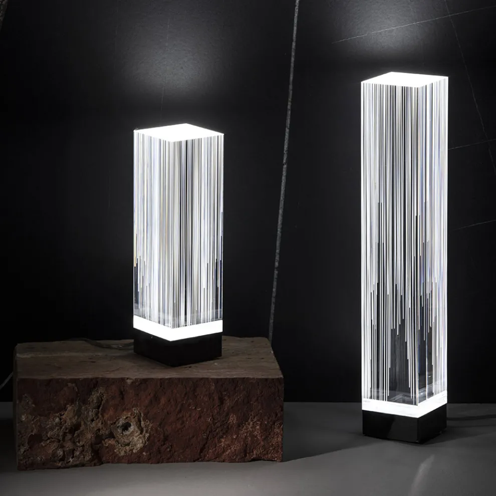 LED-Tischlampe in satiniertem Acryl-Kristall-Triptychon-Design - Crystol