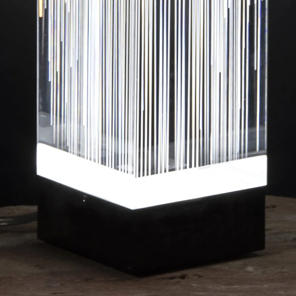 LED-Tischlampe in satiniertem Acryl-Kristall-Triptychon-Design - Crystol