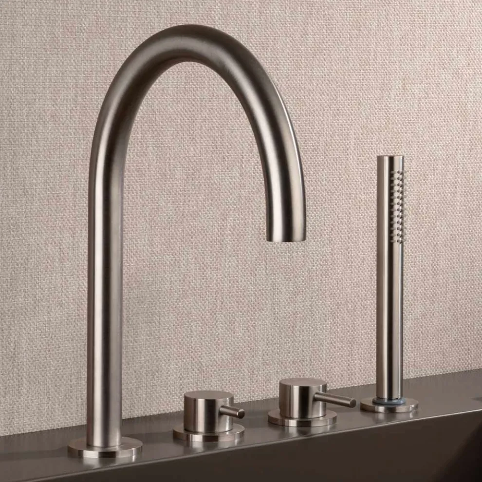 4-Loch Wannenrandmischer mit Auslauf aus AISI 316L-Stahl - Artigli