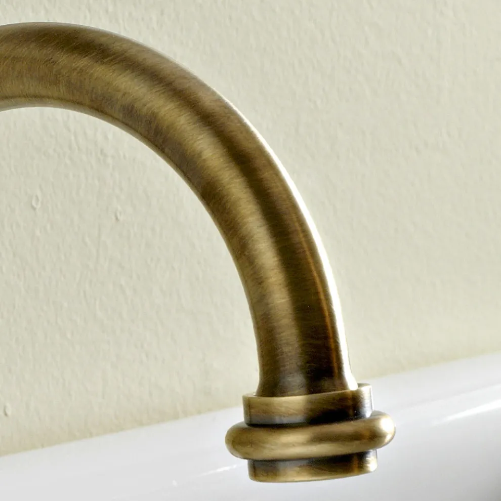 3-Loch-Waschtischbatterie mit hohem Auslauf aus Messing und Schmetterlingsgriffen - Miriano