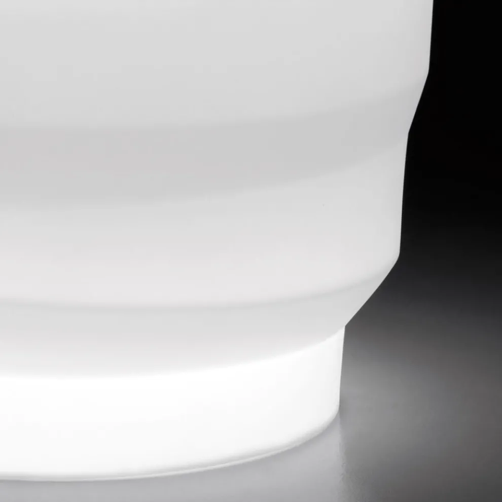 Helle Gartenvase aus Polyethylen mit LED Made in Italy - Poldo