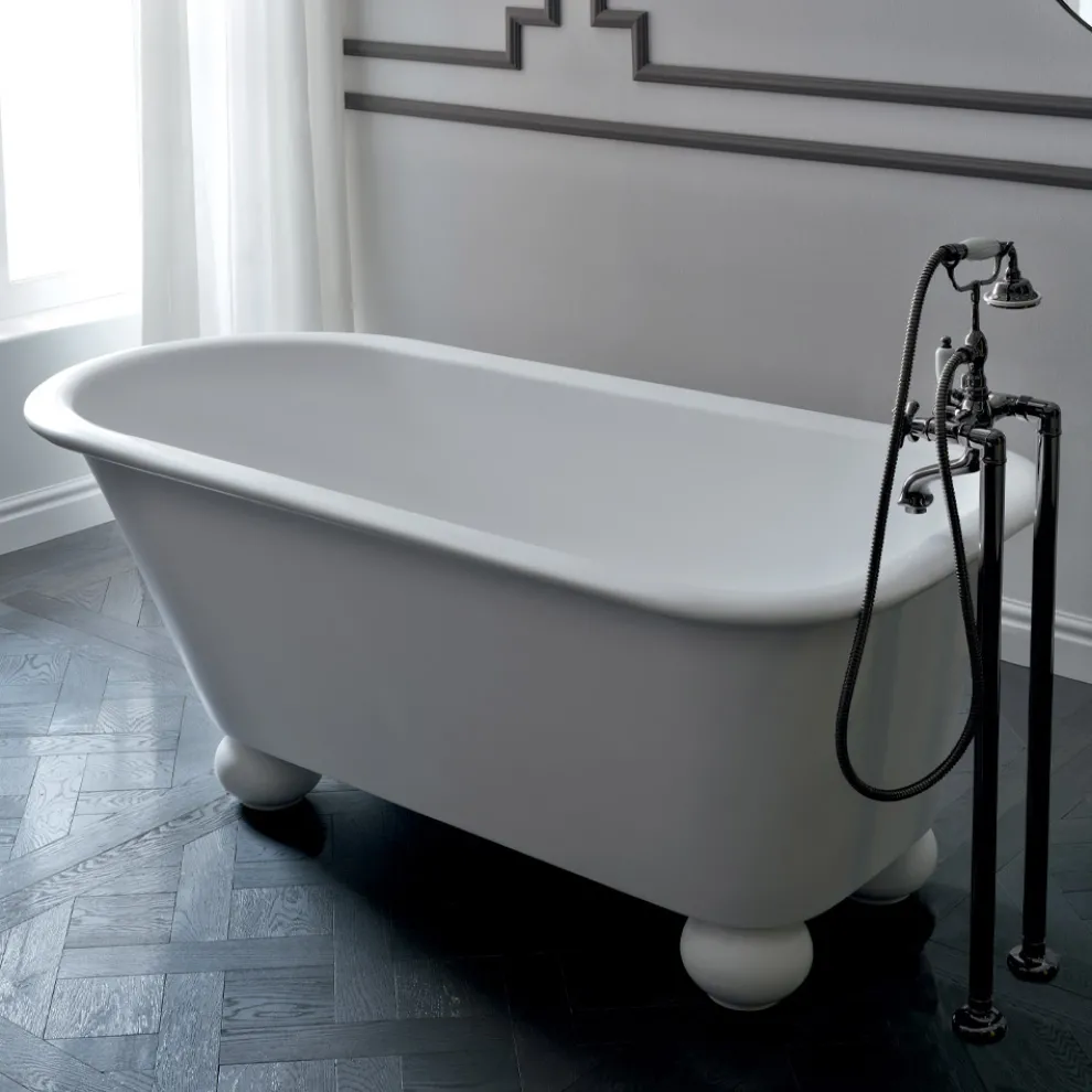 Mattweiße Solid-Surface-Badewanne mit Füßen – Degrees