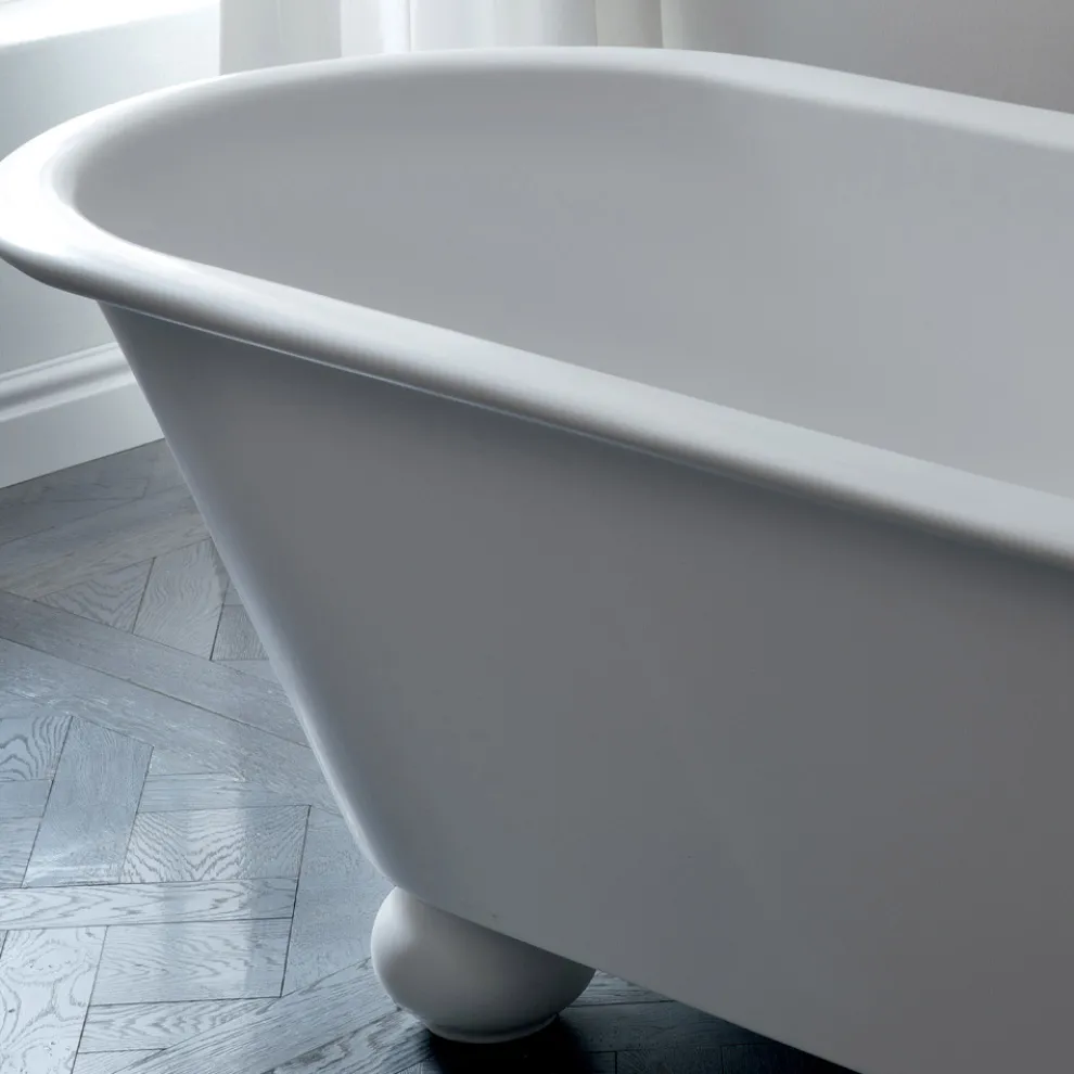 Mattweiße Solid-Surface-Badewanne mit Füßen – Degrees