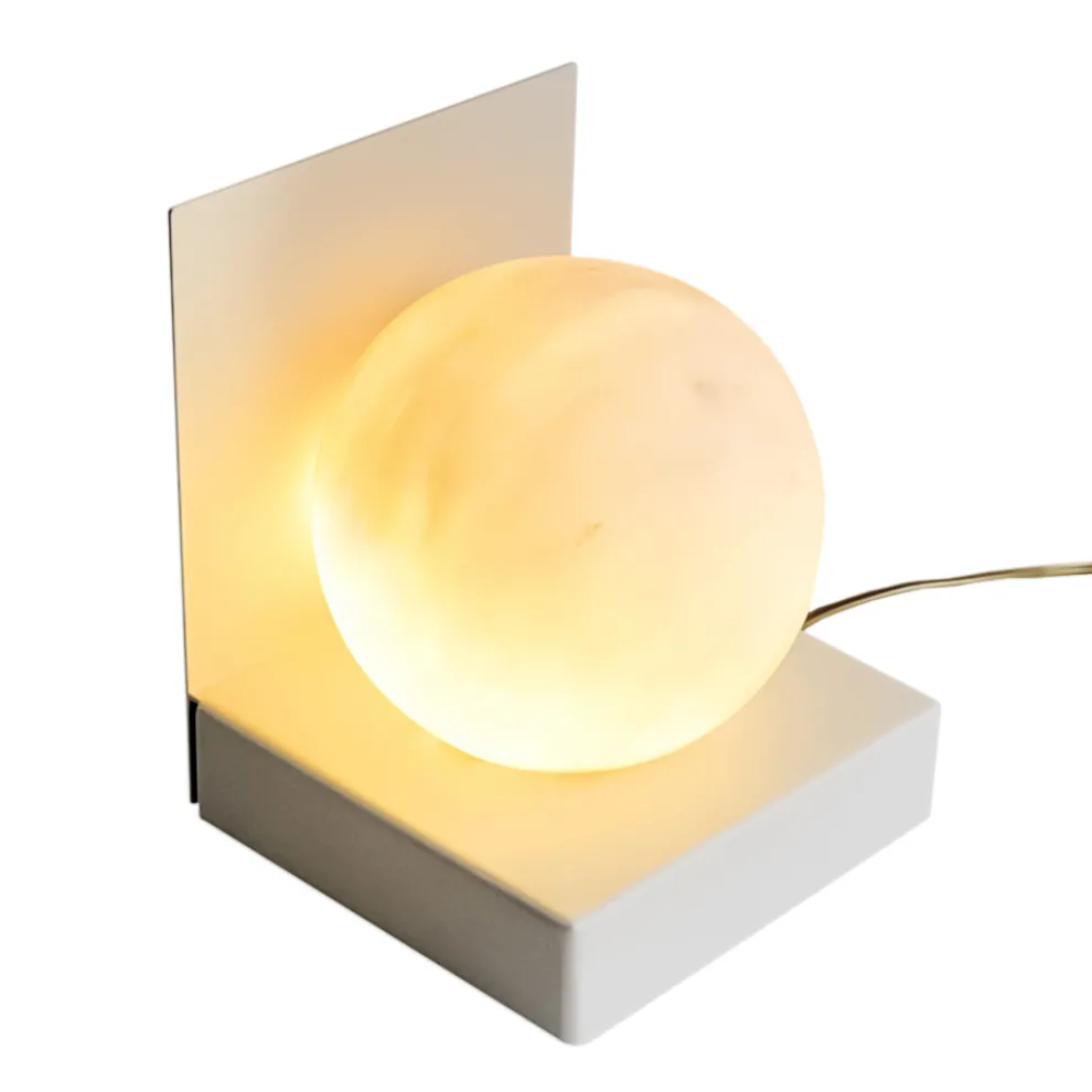 Metalllampe mit weißer Kugel aus Satinmarmor Made in Italy - Issei