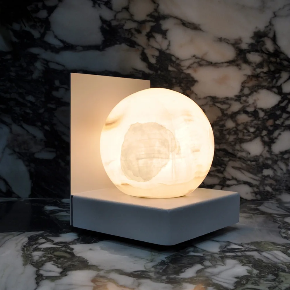 Metalllampe mit weißer Kugel aus Satinmarmor Made in Italy - Issei