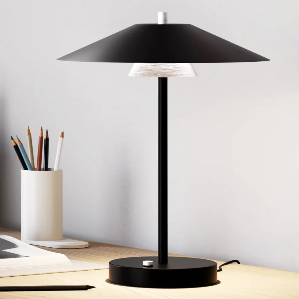 Mira Tischlampe aus Metall mit verschiedenen Ausführungen Made in Italy