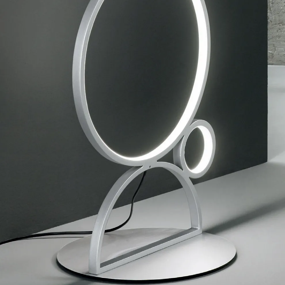 Moderne LED-Stehlampe aus gold oder silber lackiertem Metall - Punto