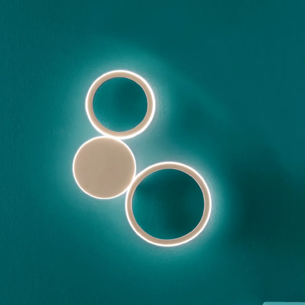 Moderne LED-Wandleuchte mit goldlackierter Metallstruktur - Punto