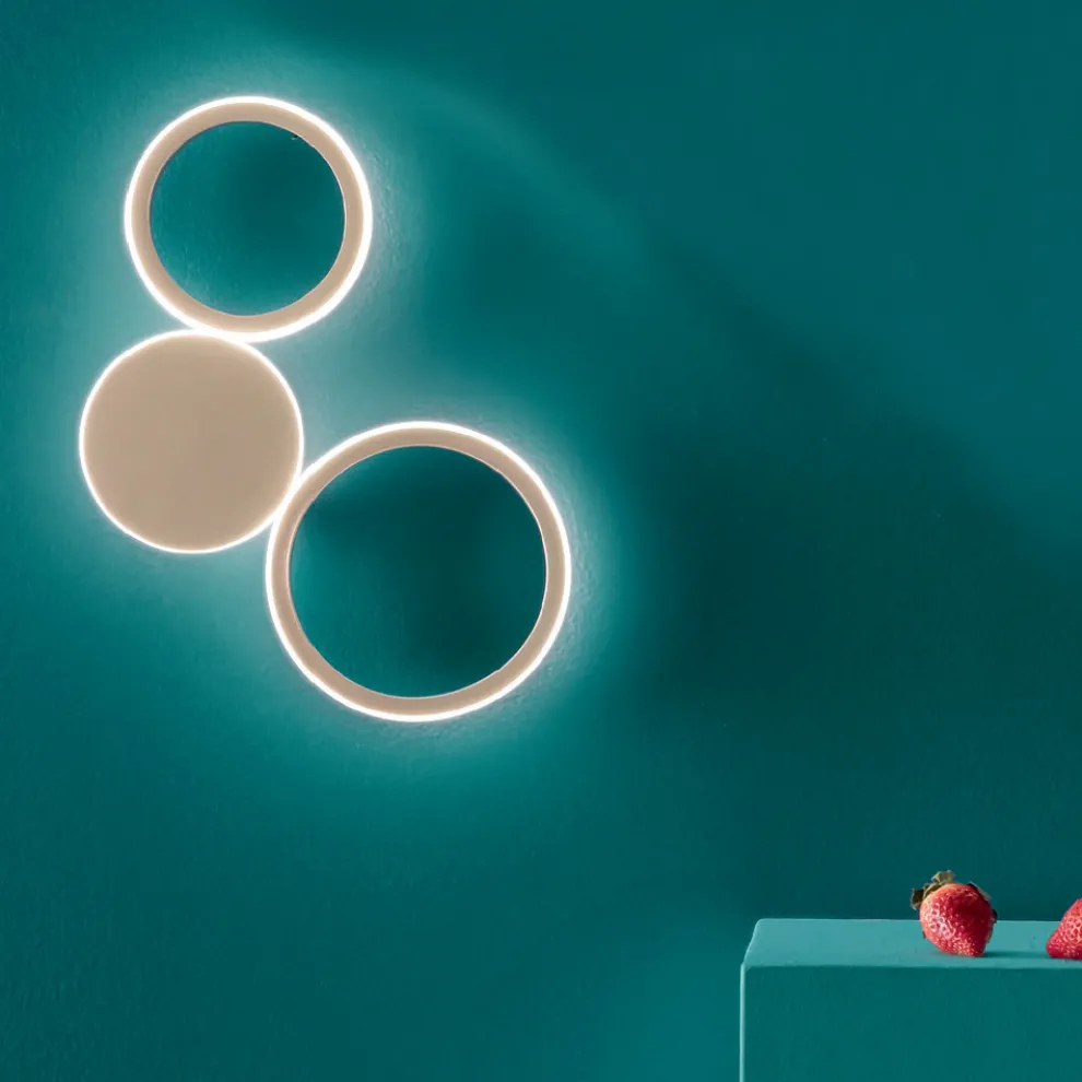 Moderne LED-Wandleuchte mit goldlackierter Metallstruktur - Punto