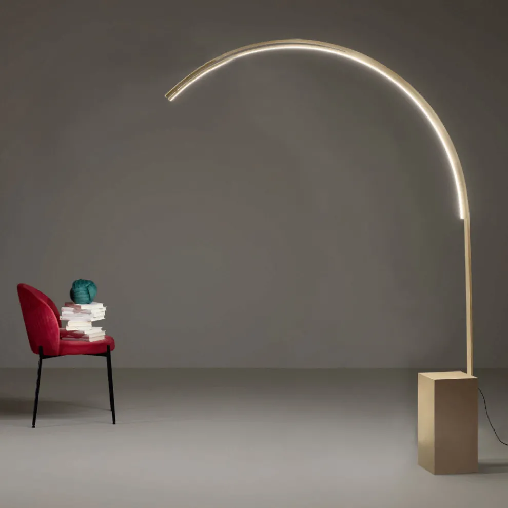 Moderne Stehlampe mit dimmbarem LED-Licht aus lackiertem Metall – Picea