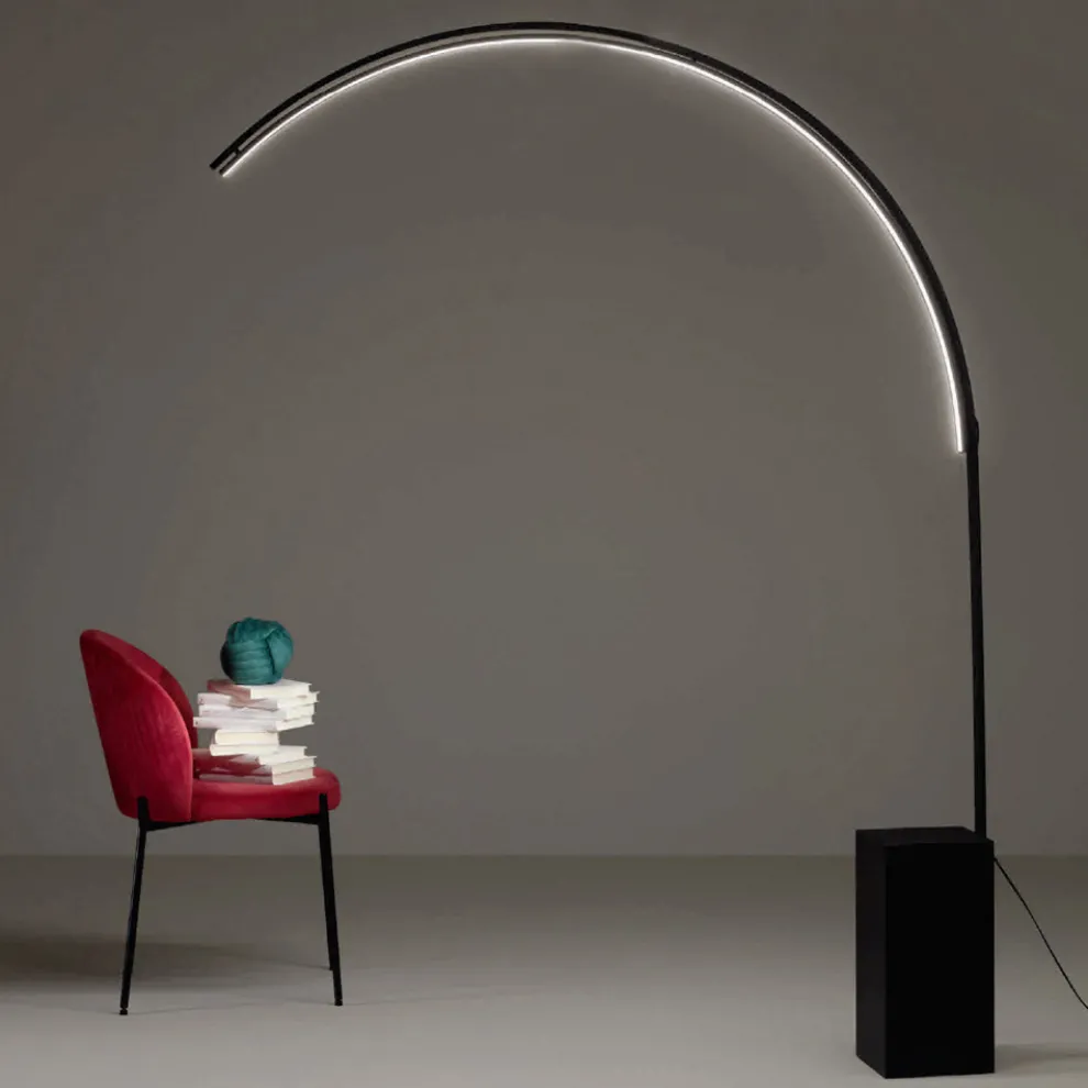 Moderne Stehlampe mit dimmbarem LED-Licht aus lackiertem Metall – Picea