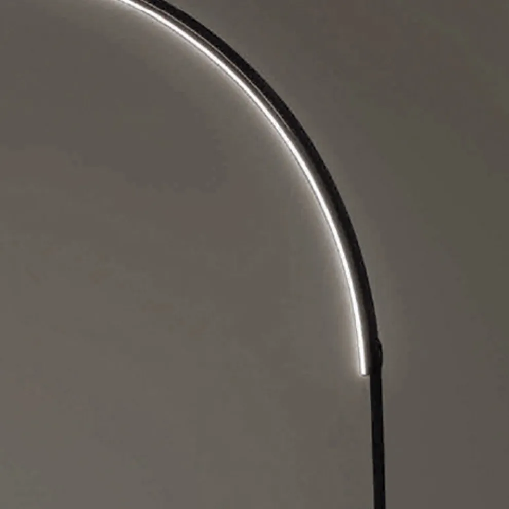 Moderne Stehlampe mit dimmbarem LED-Licht aus lackiertem Metall – Picea