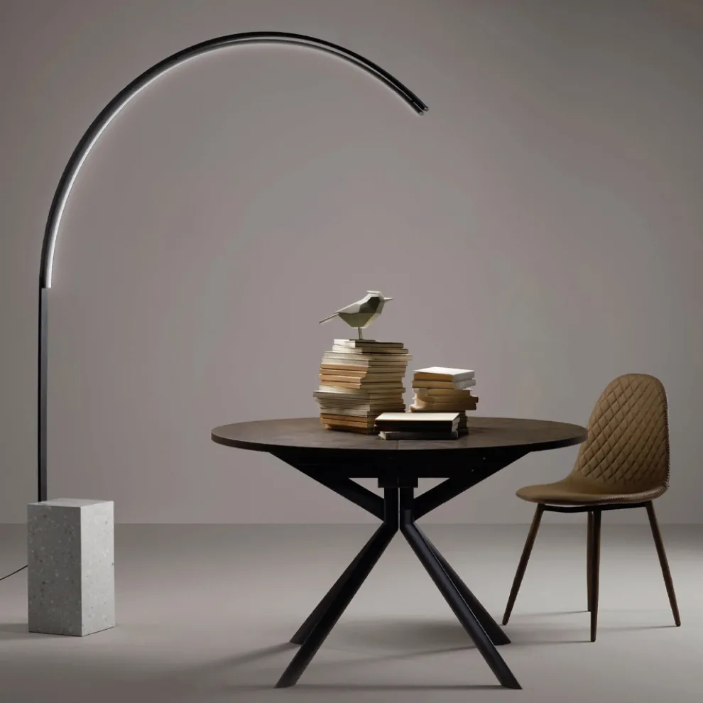 Moderne Stehlampe mit dimmbarem LED-Licht aus lackiertem Metall – Picea