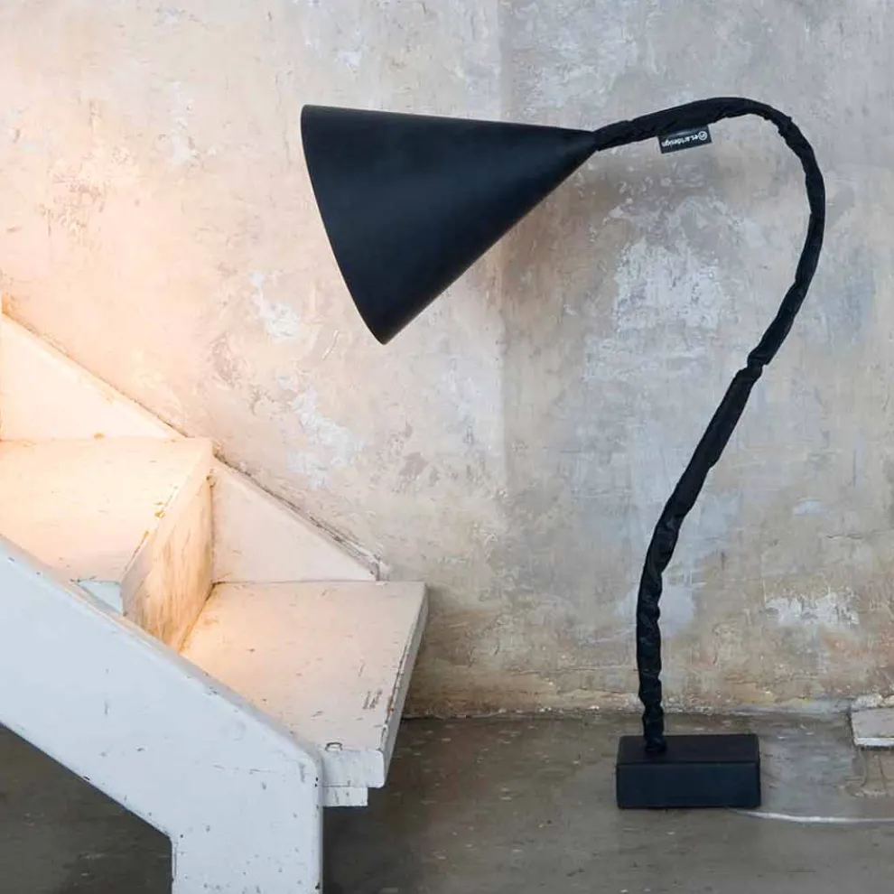 Moderne Stehlampe In-es.artdesign Blumentafel aus Harz