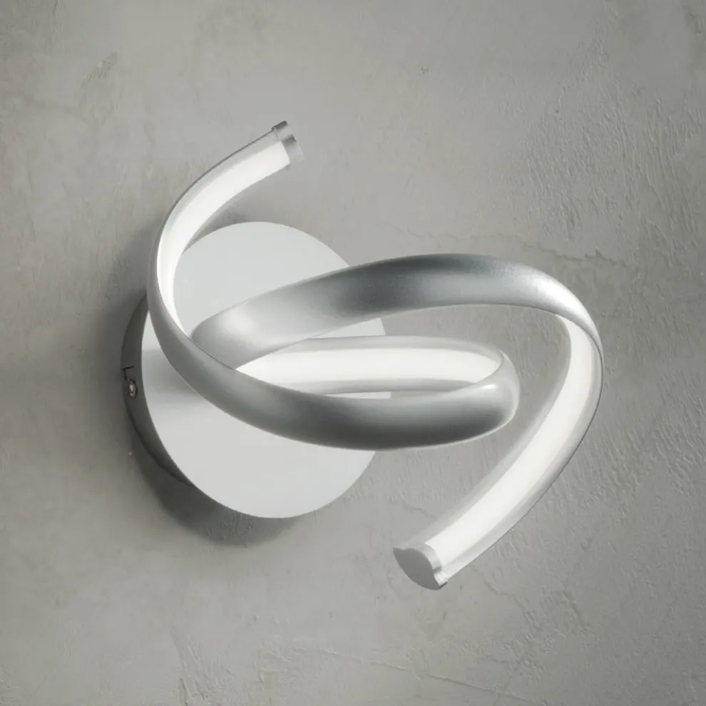 Moderne Wandlampe aus silberfarbenem Metall, LED-Wand im minimalistischen Design - Lumino