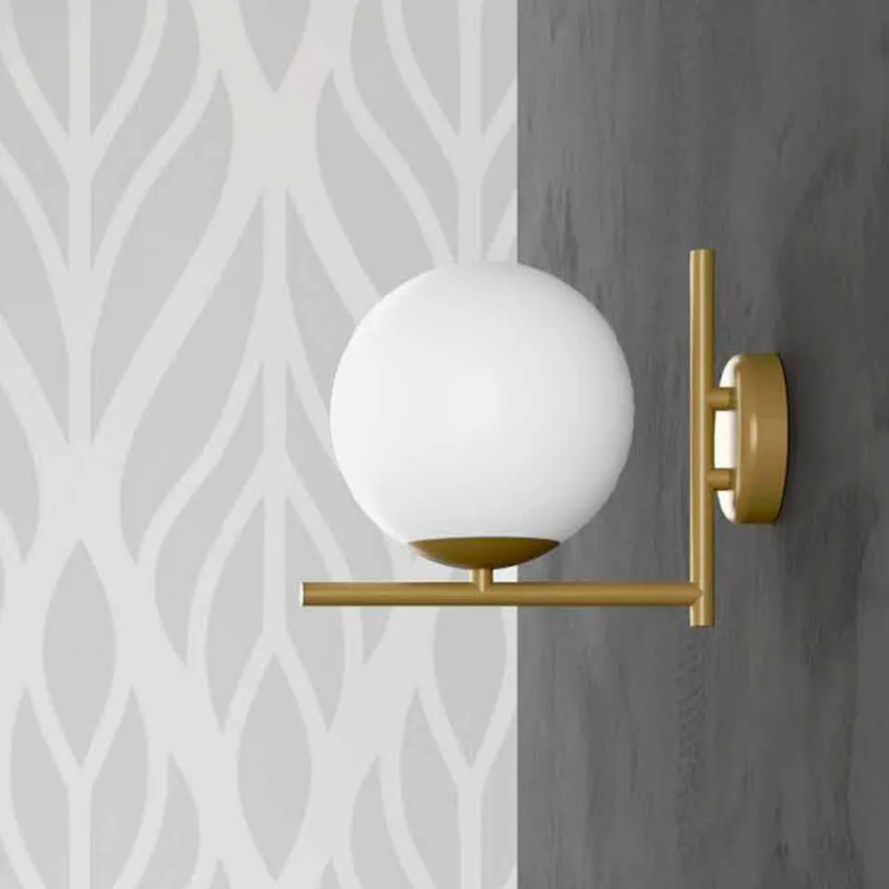 Moderne Wandleuchte aus Metall, Messing und Opalglas Made in Italy - Carima