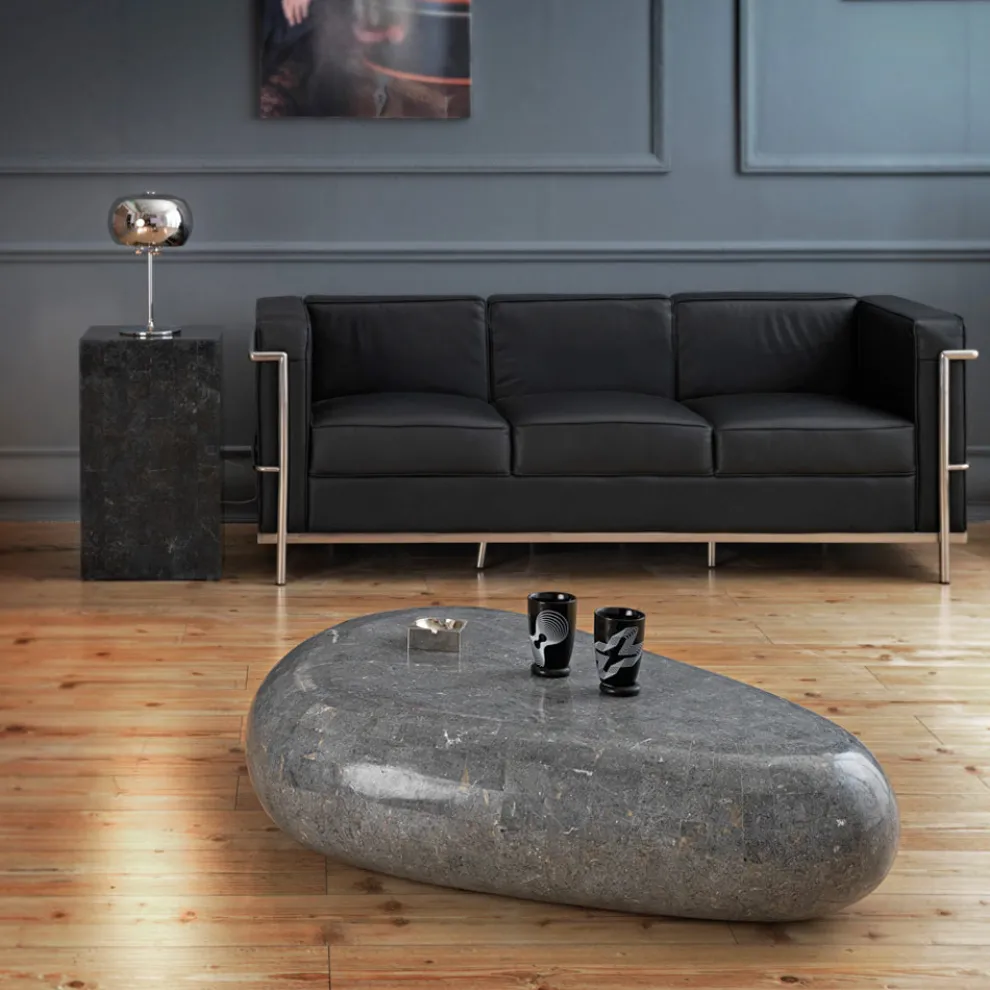 Moderner Couchtisch aus geformtem Fossilstein - Beth