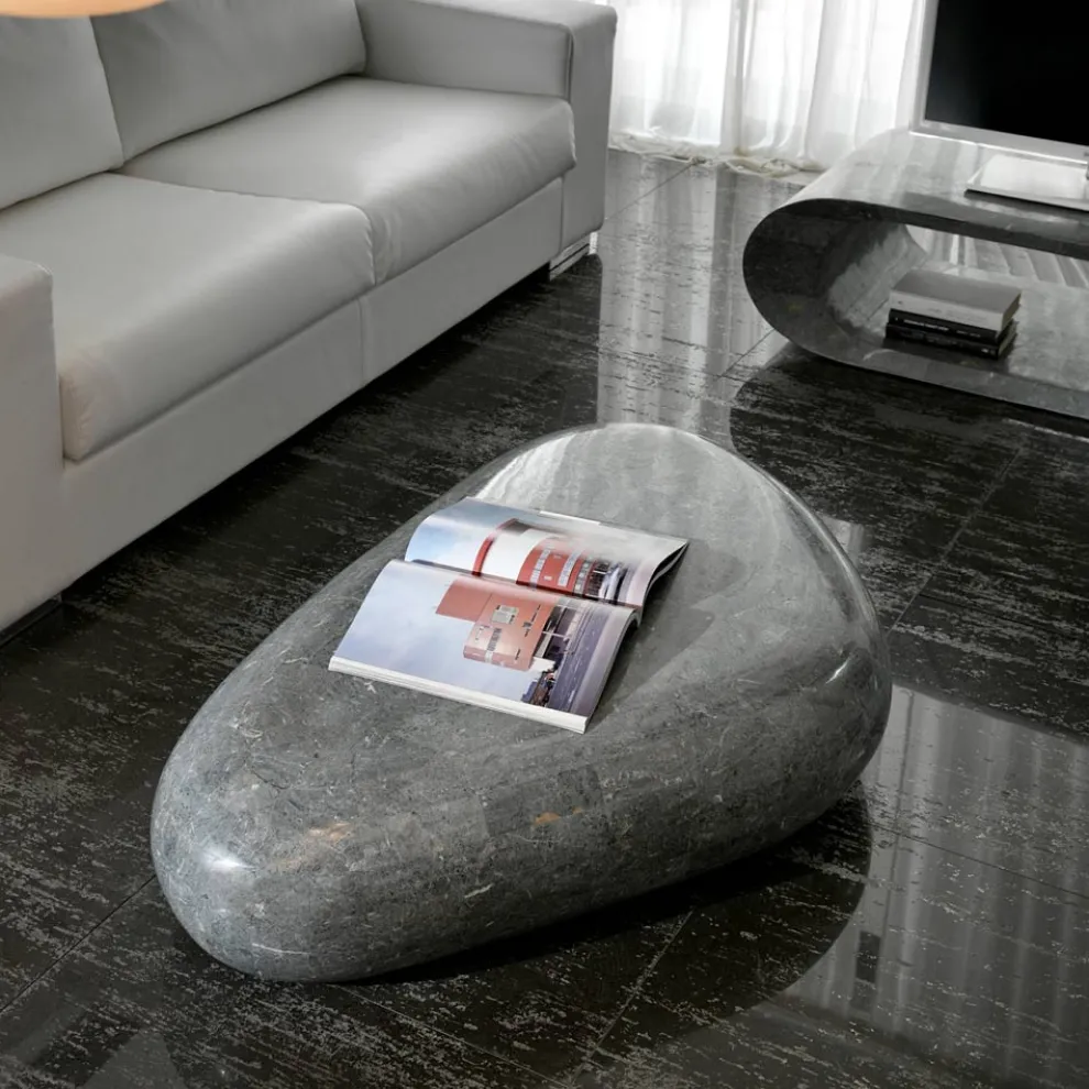 Moderner Couchtisch aus geformtem Fossilstein - Beth
