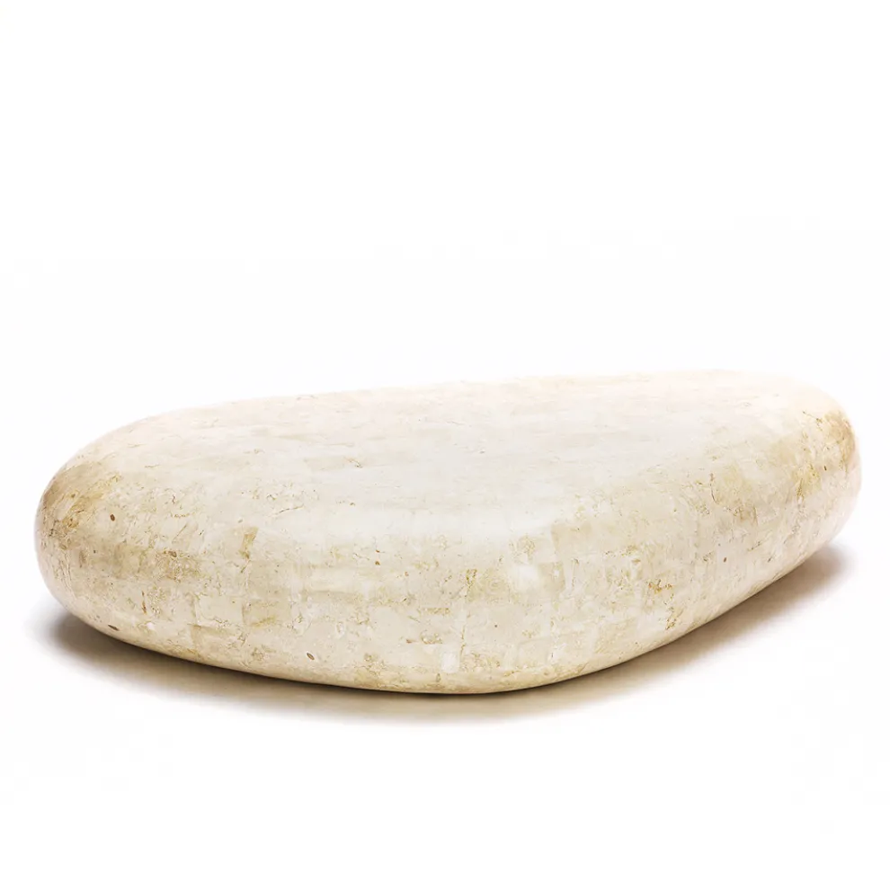 Moderner Couchtisch aus geformtem Fossilstein - Beth