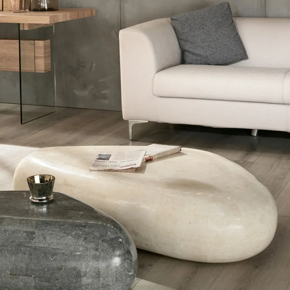 Moderner Couchtisch aus geformtem Fossilstein - Beth