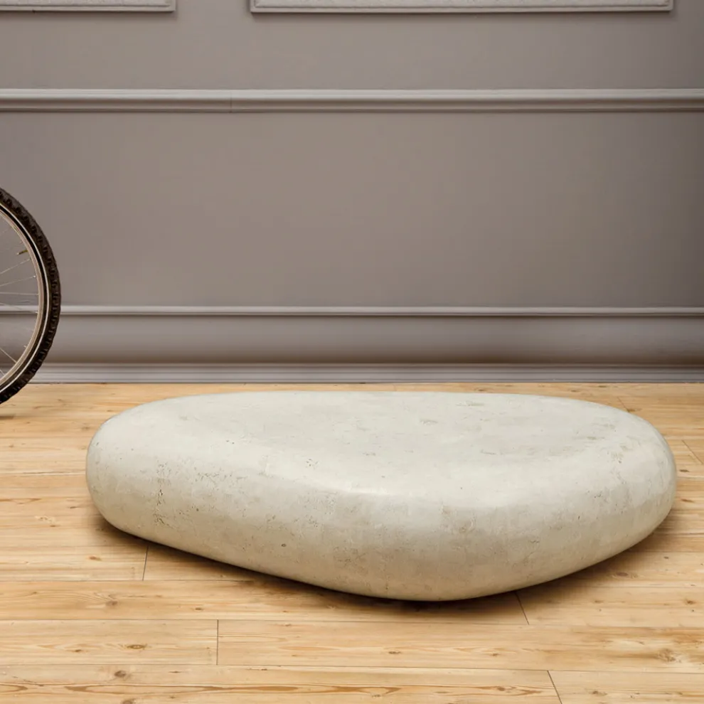Moderner Couchtisch aus geformtem Fossilstein - Beth