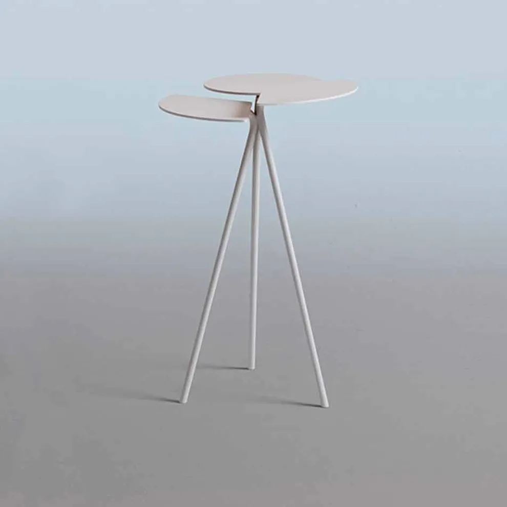 Moderner Couchtisch aus farbigem Blech mit originellem Design – Marienkäfer