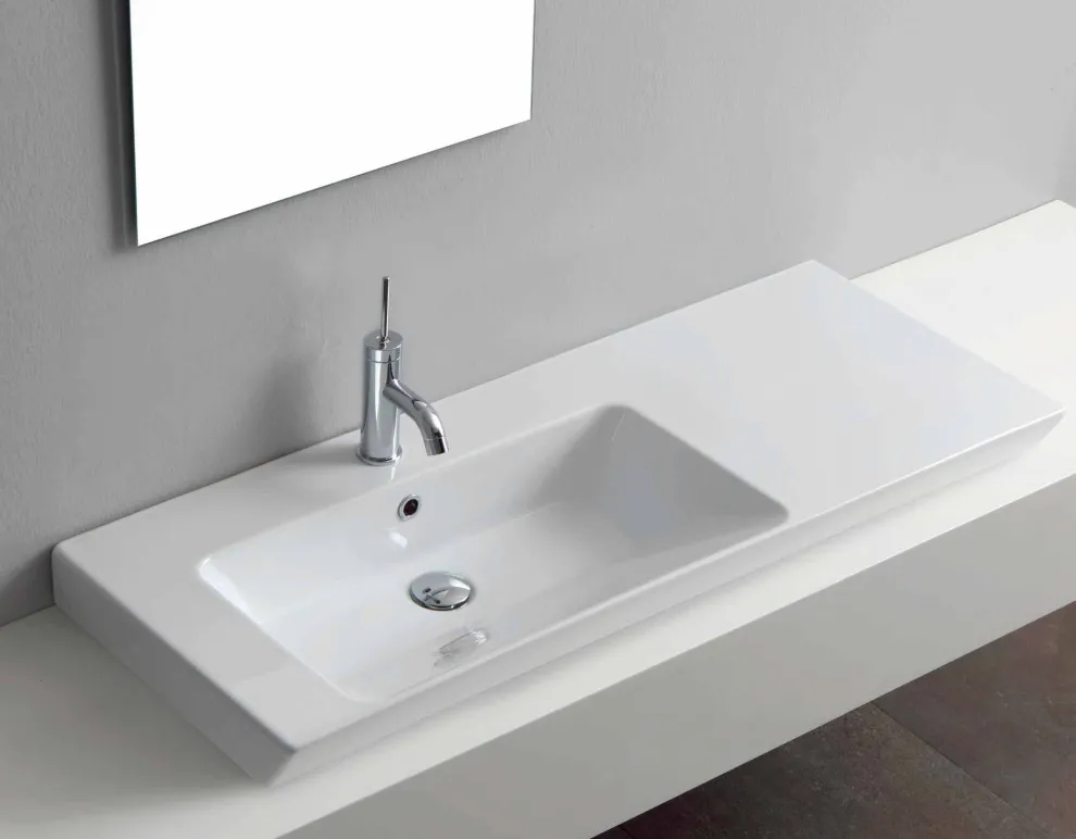 Moderner linker Wandeinsatz der Aufsatzspüle in keramischem Maida