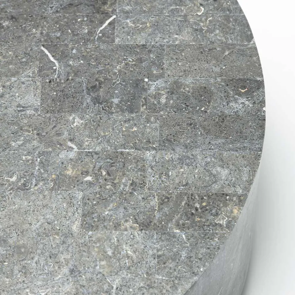 Moderner runder Couchtisch aus Fossil Stone – Vermont